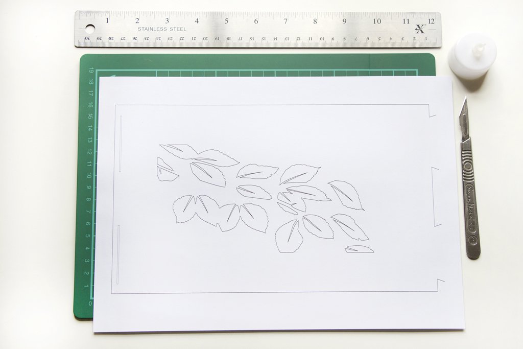 Download this free autumn (fall) leaves lantern printable by Utensils0. It’s the perfect quick DIY craft to decorate your hall or home whether it’s for Halloween or just the longer evenings. It’s a quick craft that anyone can do