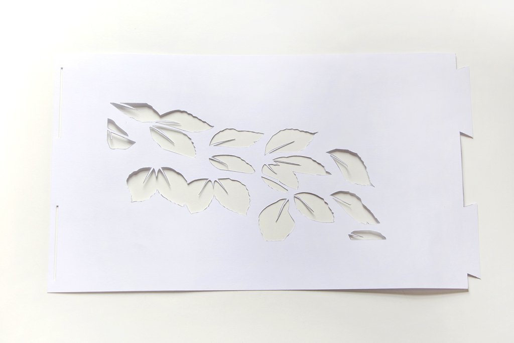 Download this free autumn (fall) leaves lantern printable by Utensils0. It’s the perfect quick DIY craft to decorate your hall or home whether it’s for Halloween or just the longer evenings. It’s a quick craft that anyone can do