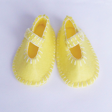Make A Pair of Felt Baby Shoes